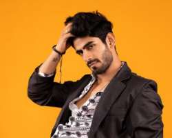 The actor is a tattoo lover and has inked a star tattoo on his wrist.